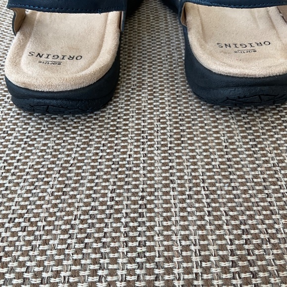 Earth Origins Sandals navy blue. 7 1/2 medium. - Picture 5 of 9